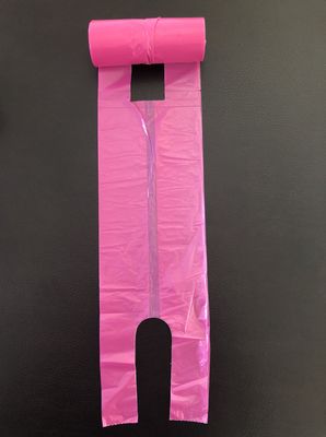 Sacchetti della spesa della maglietta sull'ufficio del rotolo ed uso, rosa e porpora domestici, pattumiera della Tabella